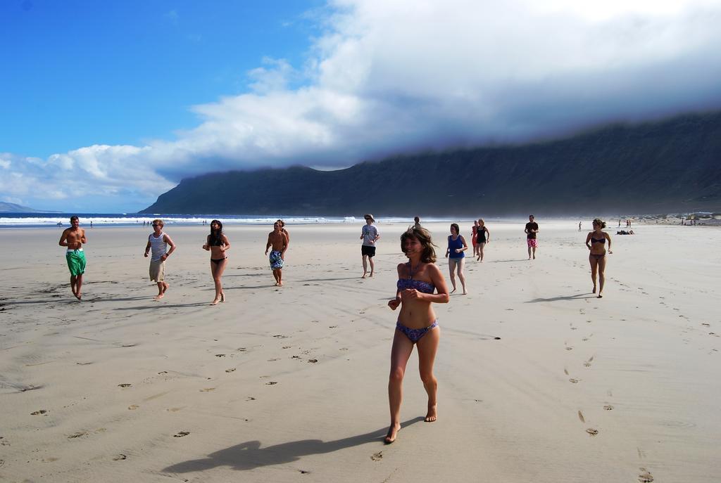 Red Star Surf & Yoga Camp Lanzarote Pansiyon Famara Dış mekan fotoğraf
