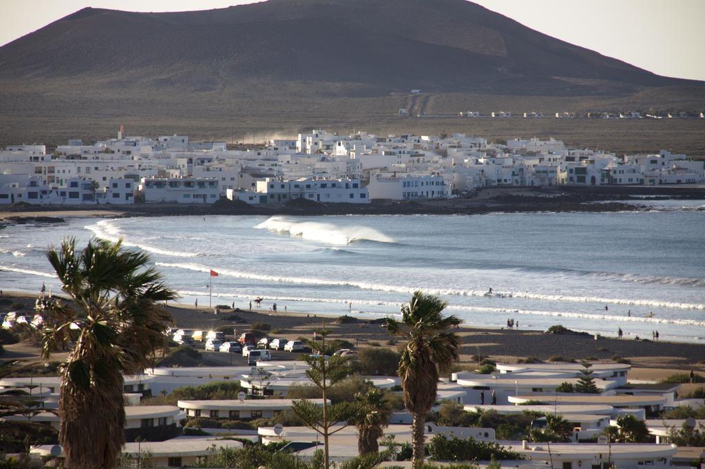 Red Star Surf & Yoga Camp Lanzarote Pansiyon Famara Dış mekan fotoğraf