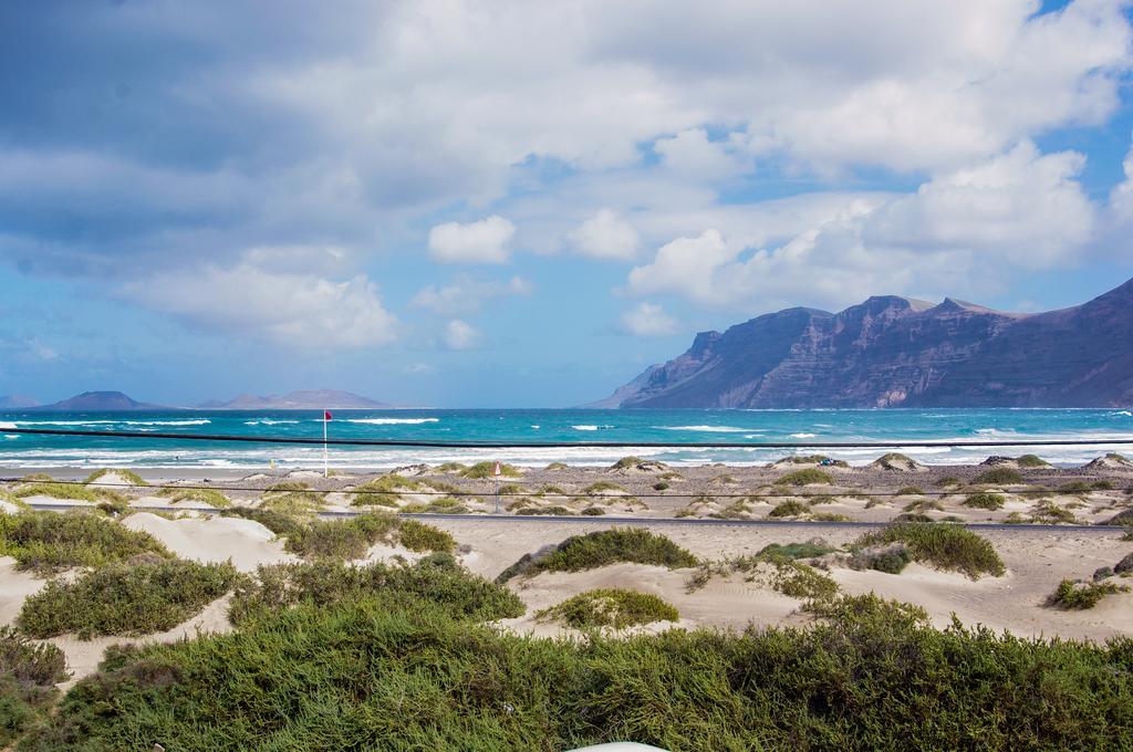 Red Star Surf & Yoga Camp Lanzarote Pansiyon Famara Dış mekan fotoğraf