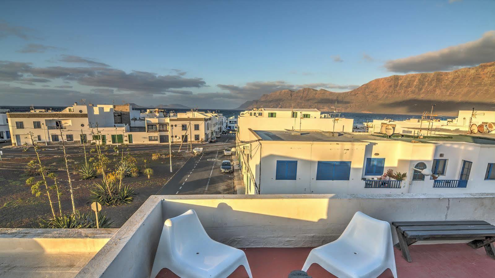 Red Star Surf & Yoga Camp Lanzarote Pansiyon Famara Dış mekan fotoğraf