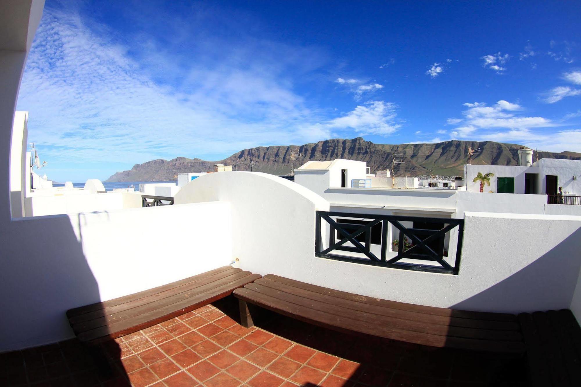 Red Star Surf & Yoga Camp Lanzarote Pansiyon Famara Dış mekan fotoğraf