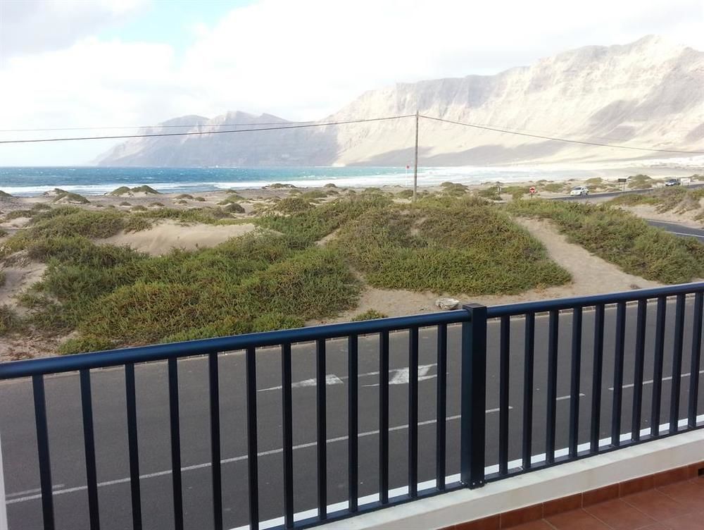 Red Star Surf & Yoga Camp Lanzarote Pansiyon Famara Dış mekan fotoğraf